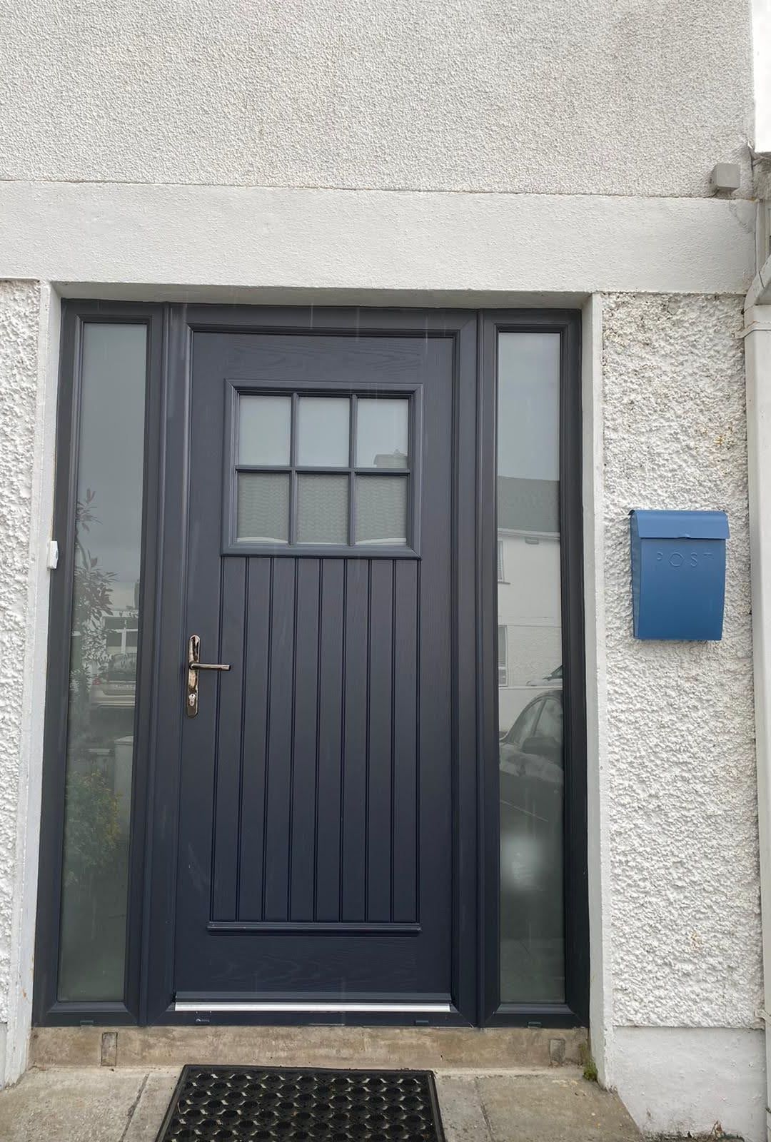Anthracite cottage-style door with side panels