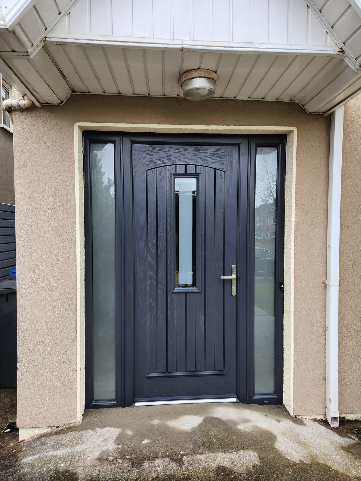 Anthracite front door with two side panels