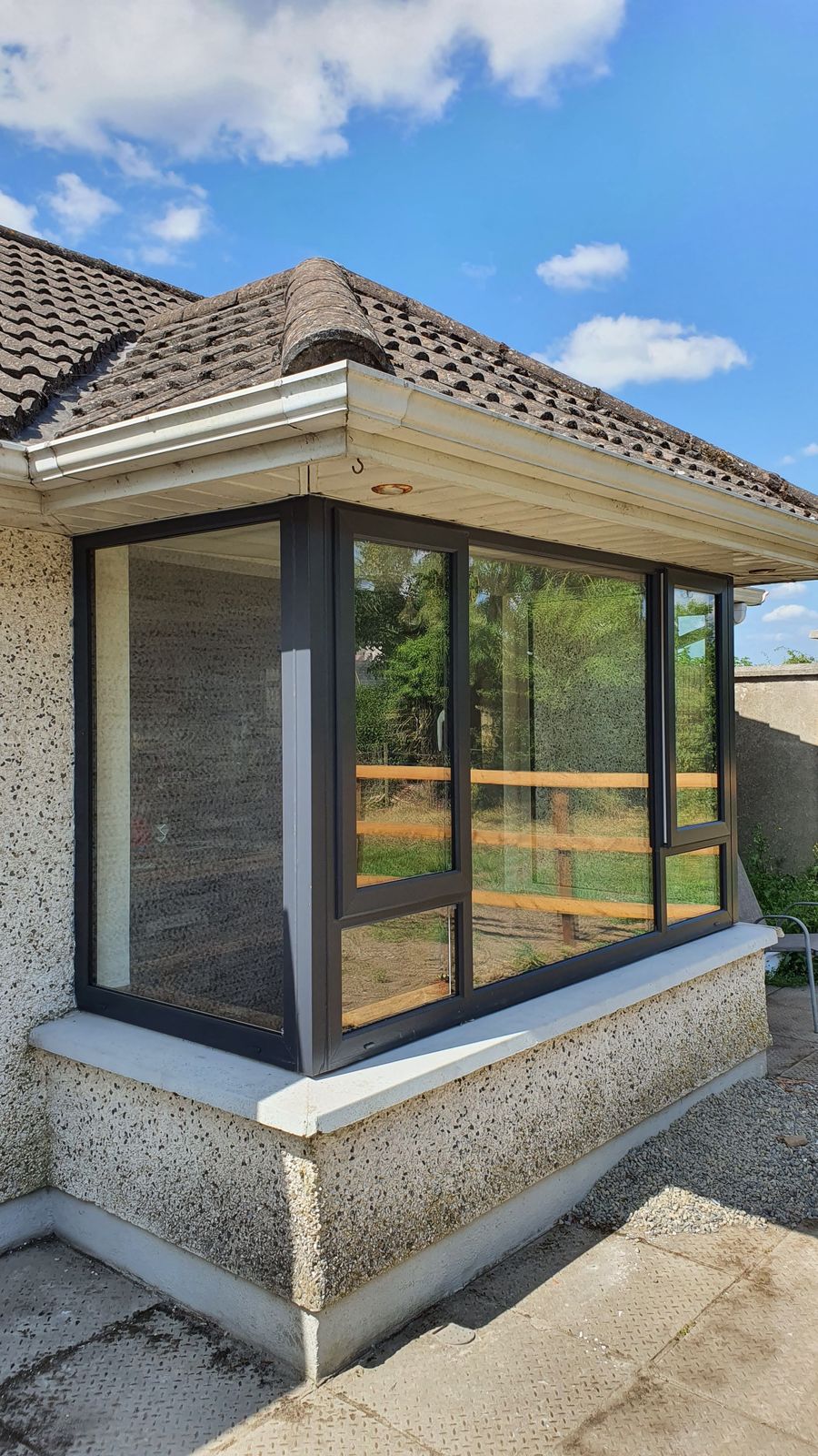 Anthracite corner bay window